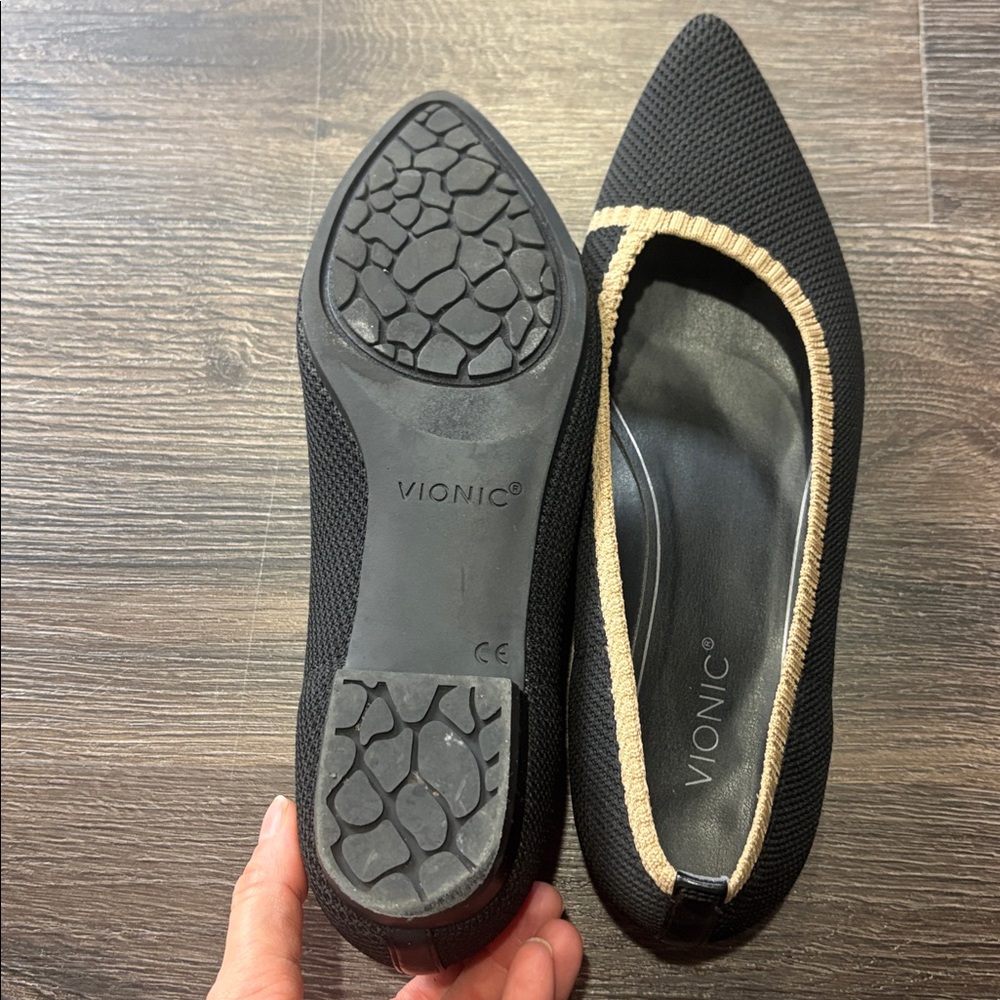 Vionic Black and tan pointed toe knit flats - Picture 3 of 5